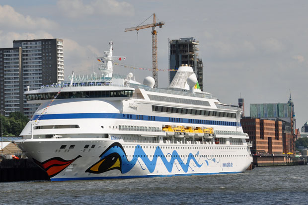 Die "AIDAaura" im Hamburg Cruise Center 2, Altona.