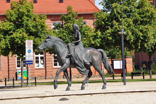 Standbild der reitenden Alexandrine auf dem Alexandrinenplatz in Ludwigslust