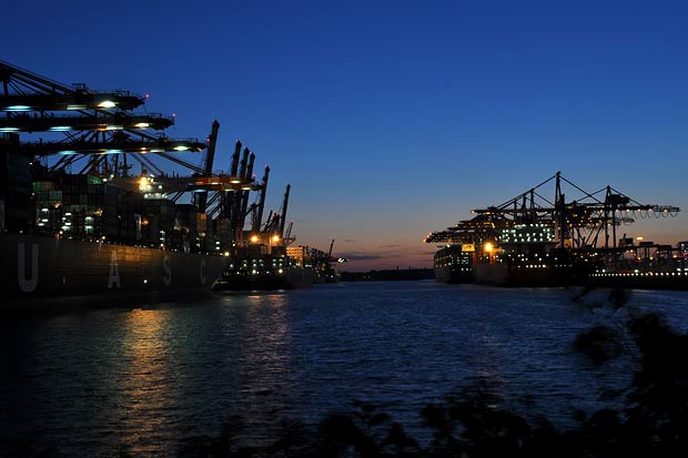 Eurogate Container Terminal Hamburg bei Nacht