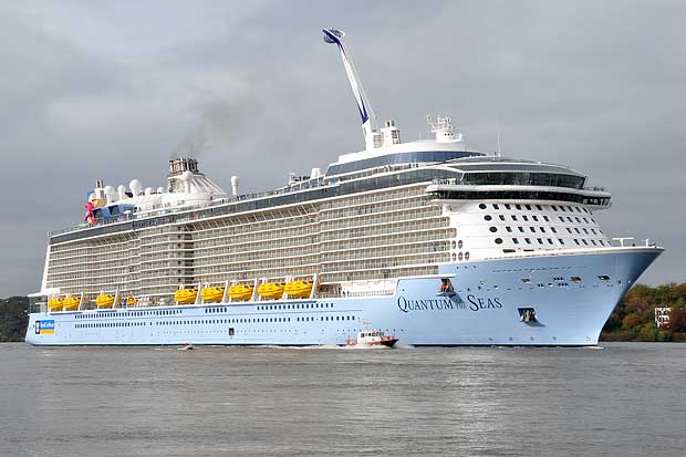 Das 348 m lange Kreuzfahrtschiff «Quantum of the Seas» kam zu einem Werftbesuch nach Hamburg.