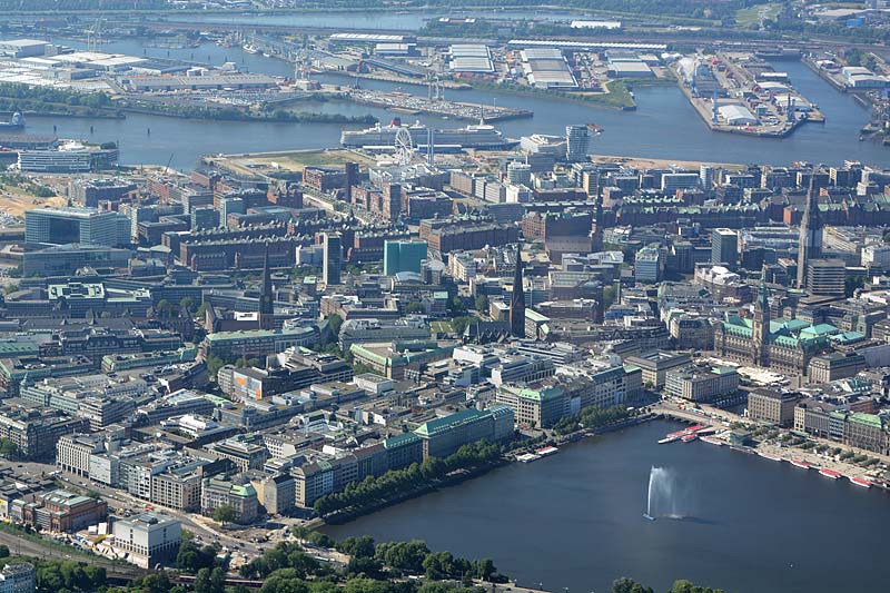 Luftbilder Hamburg Von der Binnenalster bis zur HafenCity mit der Speicherstadt.