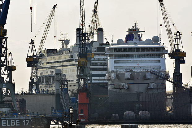 Kreuzfahrtreeder lassen Schiffe bei Blohm + Voss Hamburg aufhübschen:  Europa 2 (vorne) und Rotterdam