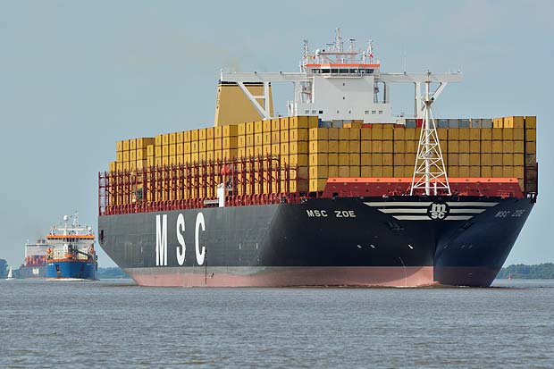 Weltgrößtes Containerschiff MSC ZOE (395 Meter lang und 59 Meter breit) auf dem Weg nach Hamburg