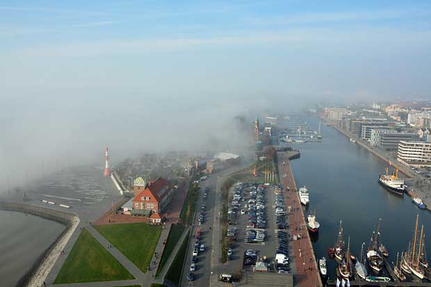 Nebel wadert von der Nordsee kommend durch Bremerhafen