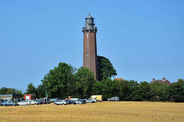 40 m ragt der Backsteinturm in den Himmel von Behrensdorf - 100 Jahre Leuchtturm Neuland