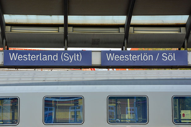 Zweisprachiges Bahnhofsschild (deutsch/friesisch) Westerland