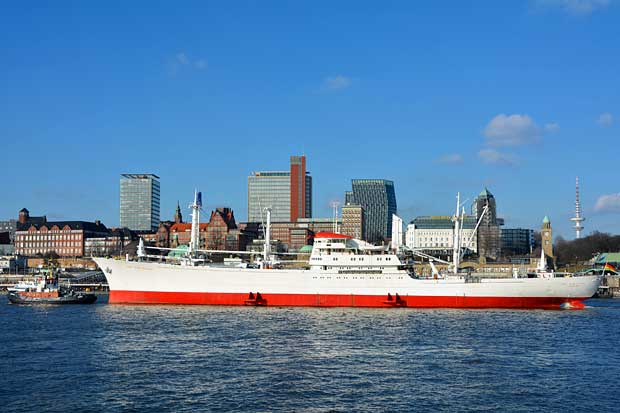 Das Museumsschiff CAP SAN DIEGO hat in Hamburg abgelegt und ist unterwegs nach Bremerhaven zur Lloyd Werft.