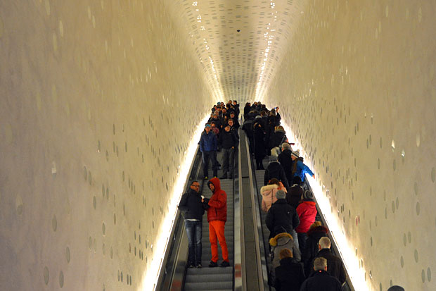 Der Weg zur Plaza führt über eine 82 Meter lange, gebogene Rolltreppe. - Elbphilharmonie Hamburg